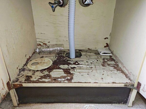 堺市美原区にて水漏れ修理〈洗面台からの水漏れ〉の施工前写真