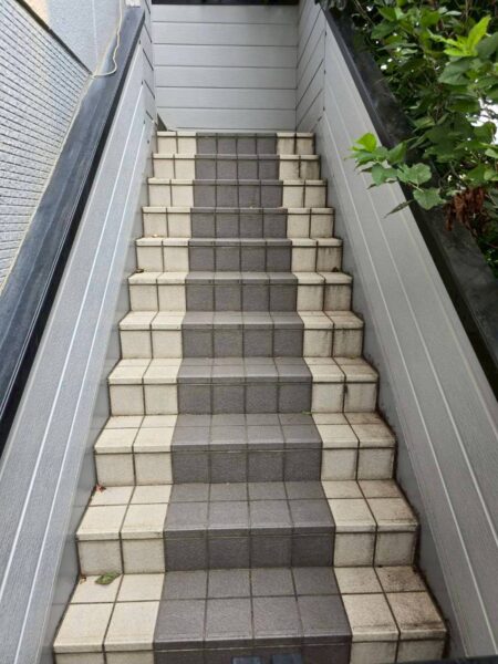 大阪府堺市にて雨漏り修理〈階段タイルの目地からの雨漏り・防水工事〉の施工前写真