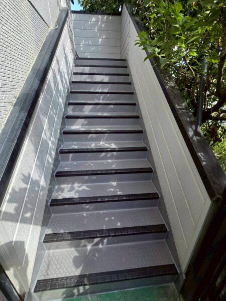 大阪府堺市にて雨漏り修理〈階段タイルの目地からの雨漏り・防水工事〉の施工後写真