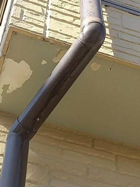 大阪府岸和田市にて雨漏り修理〈バルコニー下の雨漏り修理・軒天張替え・下地補修工事〉の施工前写真