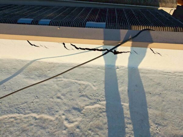大阪府堺市にて雨漏り修理・マンション屋上ウレタン防水工事の施工前写真